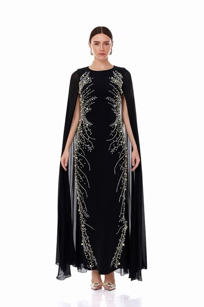 فستان سهرة مطرز بتفاصيل عباءة سوداء